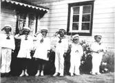 Karl och Ester Alberts sex barn som står uppställda på rad, klädda i sjömanskostymer. Från vänster: Karl-Erik, Gunnel, Ingvor, Bengt, Stig och Claes (saknas gör Olle f.1920 och Bo f. 1925). Tulebo i Kållered, 1920-tal.