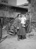 Tyra Engman och sonen Ingmar Engman, t v Kvarnbygatan 23 (Eneborg). Fotot togs i början av 1930-talet.