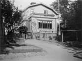 Villa på Kvarnbygatan 23, 1920-tal. Gaveln åt väster. Trädgården i förgrunden.