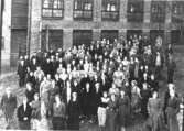 Personal framför Nya spinneriet. Anderstorps fabriker i Lindome på 1930-talet.