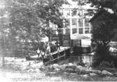 Anderstorps fabriker i Lindome före 1917. Gamla spinneriet (bomulls-). Revs 1917. Kanalen leds från Lindomeån. Man använde vattenkraft och ånga för fabrikens drift.