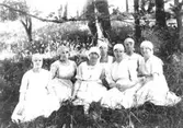 Anderstorps fabriker i Lindome, tidigt 1920-tal. Rast i fabriksparken utanför Nya spinneriet (Werners fabriker). Från vänster sitter Olga Svensson, Deborah (dog tidigt), Anni Olausson, Alice (Ahlgren som gift), Edit Andersson, Linnea Larsson (Börjesson) och Olga Svensson.
