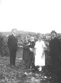 Toltorpsdalen i Mölndal på 1920-talet. Två män, två kvinnor och ett barn stående i ett landskap.