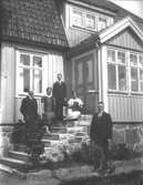 Fässbergsgatan 31 i Toltorpsdalen, Mölndal, på 1920-talet. 
Fr. v. Morbror Elis Teodor och moster Olivia 