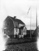 Fässbergsgatan 31 i Toltorpsdalen, Mölndal, på 1920-talet. Östergrens hus i bakgrunden.