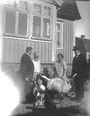 Fässbergsgatan 31 i Toltorpsdalen, Mölndal, på 1920-talet. Fam. Hansson. Holger i barnvagnen och brodern Tore på hästen. Morbror och moster.
