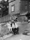 Roten M26, Orveboet, i Mölndal år 1917.
Avbildade personer: Gustaf Matsson och Elin Gustafsson.
Elin med sin far Gustaf. Gustaf arbetade på Papyrus, myntade uttrycket: 