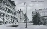 Spårvagn på Storgatan. Poststämplat 1912-12-31.
Spårvagnstrafiken pågick mellan 1910-1952 i Sundsvall. Vykort.