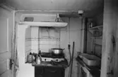 Roten M 9, årtal okänt. Dokumentation av trähus med plåttak.
Interiör med gammalt kök, vedspis, spiskåpa m.m.
