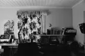 Bostadshus Roten M 11-12, okänt årtal. Ett hobbyrum med ett skrivbord, bandspelare, böcker osv.