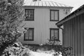 Bostadshus Roten M 11-12, okänt årtal. En husgavel med fyra fönster samt del av ett annat hus.
