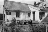 Exteriörbild av bostadshus på Roten M 21 i Mölndals Kvarnby, 1972.
Tomten har en terränganpassad komplicerad planform.