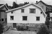 Exteriörbild av bostadshus på Roten M 21 i Mölndals Kvarnby, 1972.
Tomten har en terränganpassad komplicerad planform.