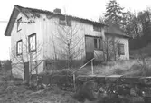 Bostadshus på Tållered 1:8 i Tållered, februari 1991.
Fastigheten ägdes av Werner Karlsson (död 1990).