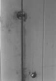 Dörren till ett kallskafferi intill trappan till andra våningen i bostadshus på Våmmedal 2:9, 3:2 och 3:3 i Kållered, september 1991.
