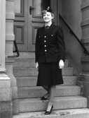 Vinteruniform för kvinnlig postiljon. Foton 4/2 1960.  Modell är Maud Bergström, bankavdelningen.  Hel uniform. Med högklackade skor.