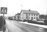 Några hus vid Barnhemsgatan i Broslätt. Bilden är tagen under 1990-talet.