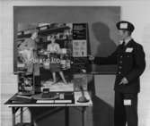 Uniformsklädd, välklädd - välsedd.  Utställningsmaterial till den interna uniformskampanjen 1960-1961. Foto 28/10 1960.