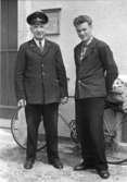 Uniform för posttjänsteman (brevbärare? t.v.) i Wissenburg,
Tyskland. Fotot taget 21/6 1951.
