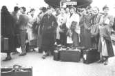 Förskollärare som inväntar tåg vid Norrköpings central 1937. De är på väg till Finland för studieresa.