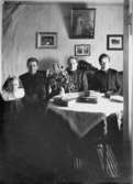 Från vänster ses fosterbarnet Märta Persson, systrarna Josefina och Maria Eriksson samt deras piga Anna Carlsson i Olas stuga 1900-tal.