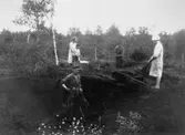 Arbete på torvfältet vid Fageredsmossen i Lindome, 1933. Upptagning av torv.
 Se även MMF1992:0046.