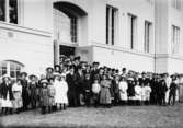 Invigning av Krokslättsskolan 1911. Uppställning av elever, lärare, föräldrar och präst utanför skolan.