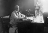 Mölndals sjukstugas 25-årsjubileum den 30 april 1911 där Doktor Knut Belfrage sitter vid sitt arbetsbord.