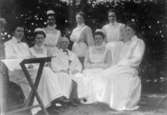 Personal utanför sjukstugan, år 1909. Övre raden fr.v. Maria Bengtsson, Hedvig Lundin, Ingeborg Horss. Främre raden fr. Alma Johansson, Elin Hedberg, 
Dr Knut Belfrage, Julia Karlsson och Ebba Svedberg.