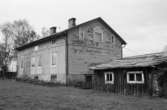 Kongegården Johannesfred i juni 1987. Huset byggt ca 1870. Inköpt av släkten (Ingrid Karlssons?) 1900. Fogdegård i mitten av 1600-talet. 
Byggnadslov/rivningsansökan.