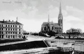 Storbron i bildens högra förgrund. Från vänster kv Vinsten, en del av kv Läroverket, Gustav Adolfskyrkan och från höger Flickskolan. Text på vykortet 