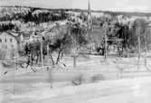 Skolparken vintertid, i bakgrunden Gustav Adolfskyrkan och Norra Stadsberget. Text på vykortet 