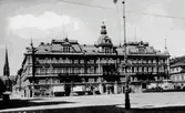 Hirschska huset (kv Nyttan) och Stora torget med Gustav Adolfsstatyn, och till vänster en del av Gustav Adolfskyrkan. Text på vykortet 