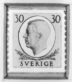 Typ Gustaf VI Adolf, utgivet 6/6 1951. Konstnär: Mark Sylwan. Bearbetning av tävlingsförslag. Valör 30 öre.