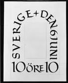 Frimärksförlaga till frimärket Svenska flaggans dag (utgivet 6/6) 1955. Två stycken olika frimärken utgivna till 50-årsminnet av den nya ljusare flaggan som ej har unionsmärke. Foto 15/11 1967. Konstnär: Mark Sylwan. 
Ej uttagna förslag. Textförslag, renritning i tusch, vit färgtäck och blyerts. 
Valör 10 öre.
