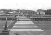 Mölndalsbro i början av 1980-talet. Övergångstället över Göteborgsvägen, mellan Tempelgatan och parkeringen vid ån. 
Vy mot öster över Systemet, 