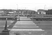 Mölndalsbro i början av 1980-talet. Övergångstället över Göteborgsvägen, mellan Tempelgatan och parkeringen vid ån. 
Vy mot öster över Systemet, 