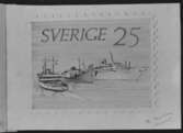 Ej realiserade förslag till frimärket Sjöpost, utgivet 10/2 1958. Till erinran om de flerhundraåriga sjöpostförbindelserna över Nordatlanten samt helikopterposten i Stockholms skärgård. Konstnär: Bertil Kumlien. Blyertsteckning. 