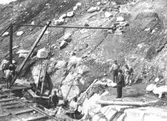 Boråsbanan vid Mölndals övre, år 1894, då den anlades. Stenarbetare och rallare i arbete.