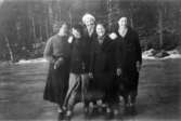 Fem vinterklädda kvinnor som står på en is. Medlemmar i SSU, Ungdomsklubb i Mölndal, 1930-tal.