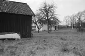 Byggnadsdokumentation av en gårdsplan på Gamla Riksvägen 125 i Kållered, 1992.