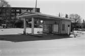 Nedlagd bensinstation i Kållereds centrum, 1991. Pumparna tillhör nästan alltid oljebolaget, så därför har de tagits bort. Bostadshuset i bakgrunden är Streteredsvägen 1A-G (Våmmedal 3:103). Bostadsområdet 