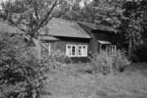 Ett bostadshus (mangårdsbyggnad) med snickeri. Skräppholmen 2:13 i Lindome, 1991.