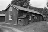 Ett bostadshus (mangårdsbyggnad) med snickeri. Skräppholmen 2:13 i Lindome, 1991.