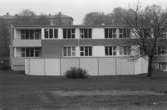 Del av Sagåsens flyktingförläggning. Streteredsskolan syns i bakgrunden. Dokumentation av Sagåsens flyktingförläggning, 1992.