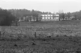 Sagåsens flyktingförläggning med ängsmark framför. Dokumentation av Sagåsens flyktingförläggning, 1992.