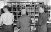 Posten sorteras på brevbärareexpeditionen i Grindelwald, Schweiz.  Juni 1954. Längst t.v. brevbärare Peter Schild.