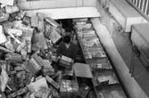 Paketsorteringsmaskin å huvudpostkontoret i Kyoto, Japan. 
Foton 21/12 1962.  Från grovsorteringen.  Påläggning av paket på
brickorna.