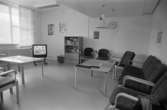 Dokumentation över Sagåsens flyktingförläggning 1992. Ett möblerat allrum med tv, bokskåp och möbler.