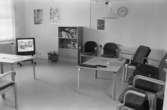 Dokumentation av Sagåsens flyktingförläggning 1992. Ett möblerat allrum med tv, bokskåp, bord och fåtöljer.